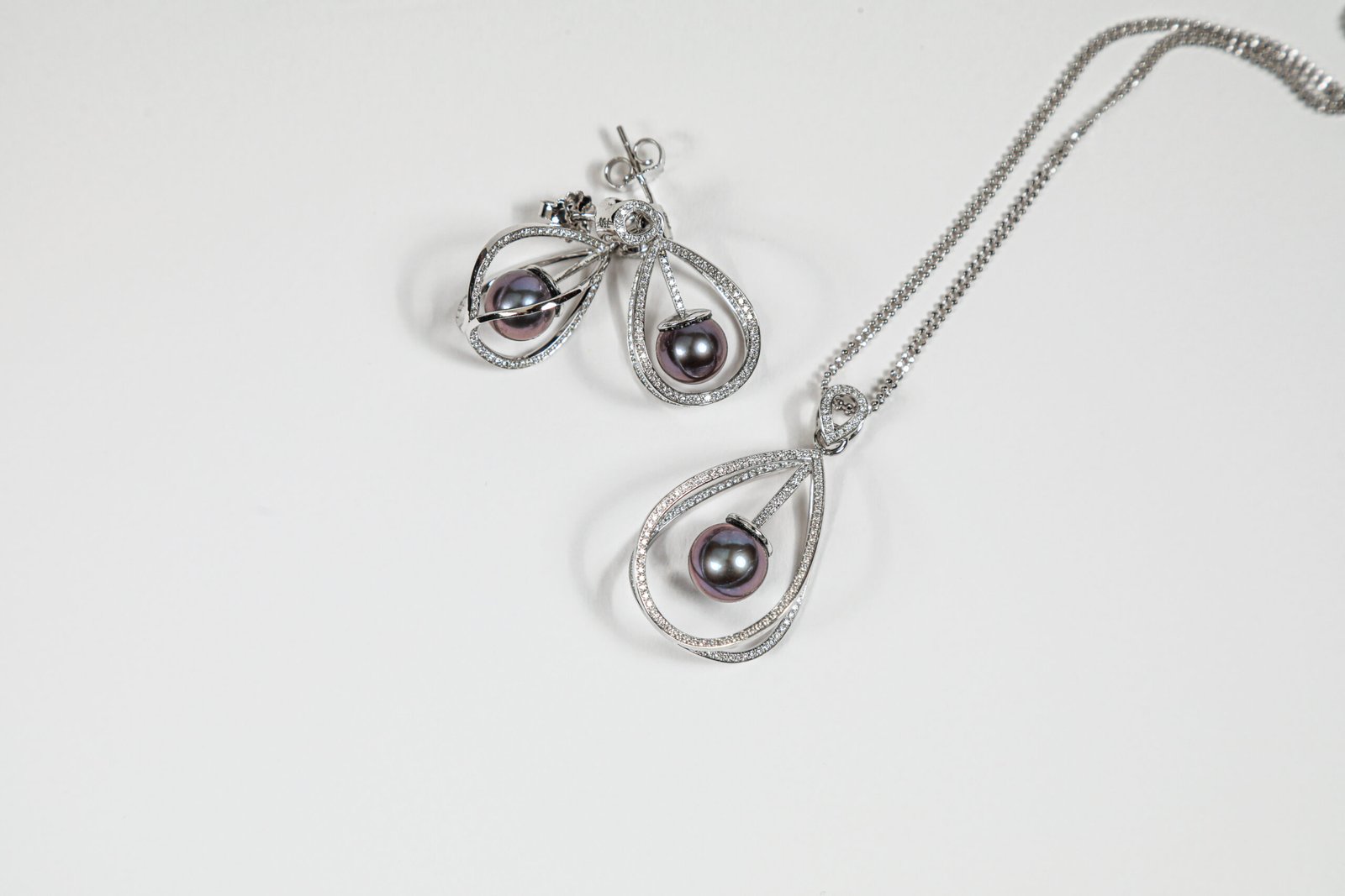 Perla Nocturna Earrings - Image 2