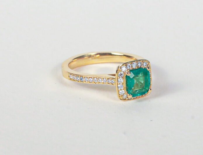 Días esmeralda ring